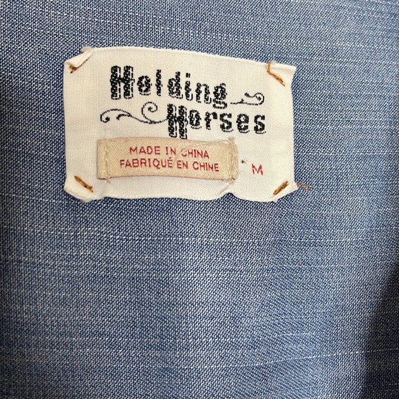 HOLDING HORSES ANTHRO Embroidered Button Down Blue Chambray Shirt Sz Medium - Picture 4 of 9